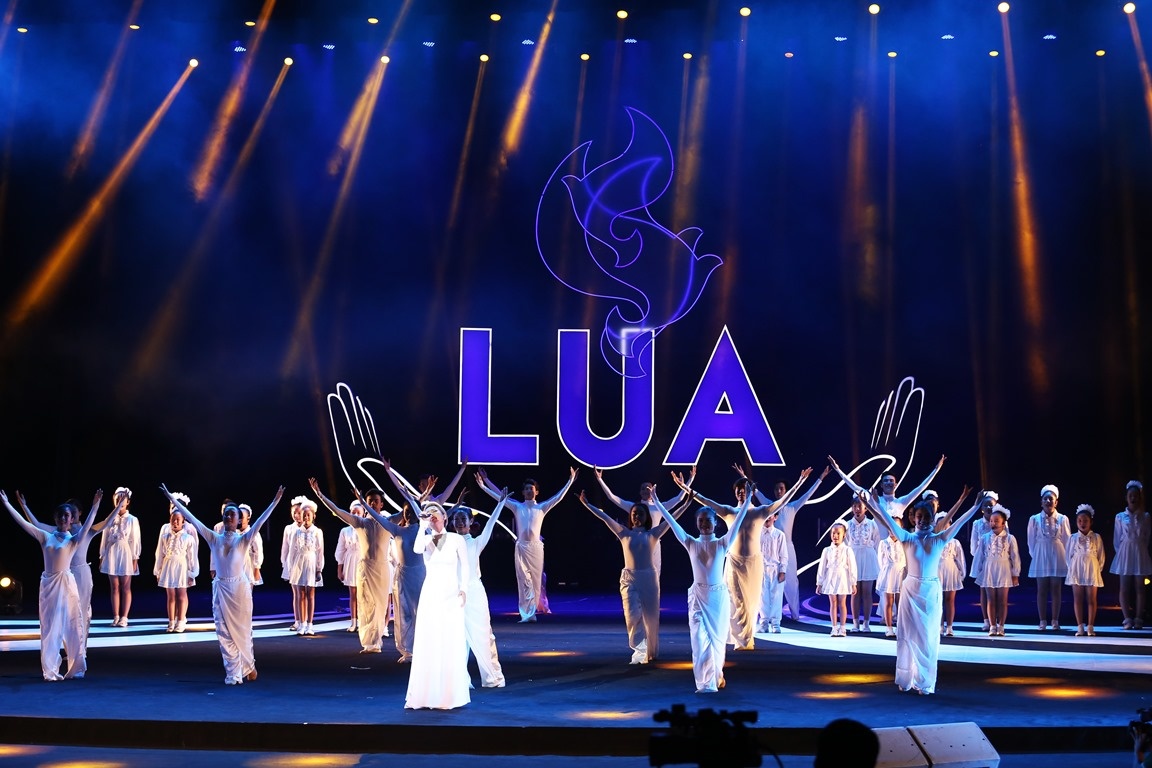 và đến cả những giọng hát The Voice Kids đã hoà mình vào kịch bản chặt chẽ của chương trình tạo nên một hình ảnh ngọn lửa màu xanh của tuổi trẻ sống hết mình vì lý tưởng cao đẹp.