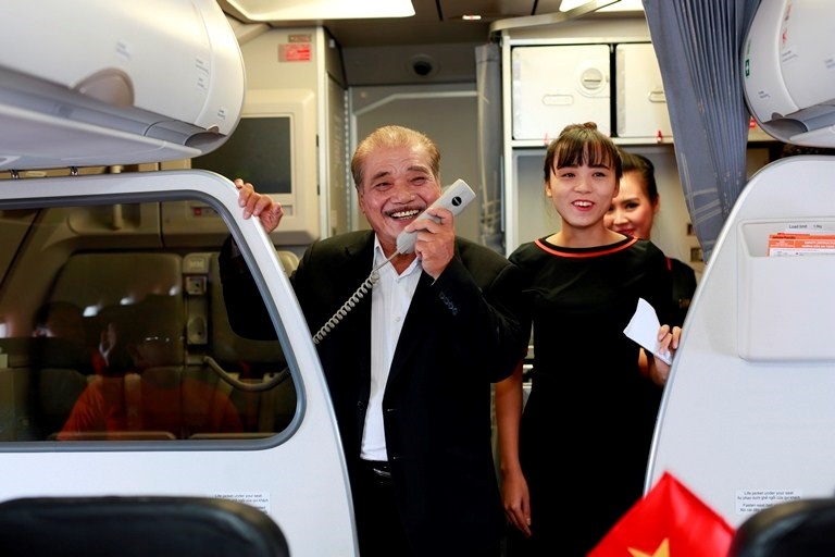    Những người có mặt trên chuyến bay sáng ngày 2/9 của hãng hàng không Jetstar Pacific không giấu được sự xúc động khi nhận ra sự xuất hiện của NSND Trần Hiếu. 