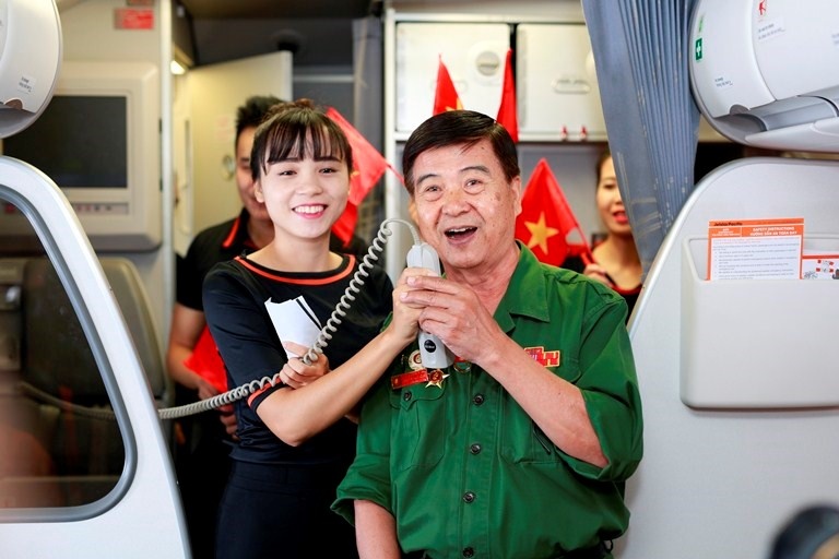 Cùng với ông là sự góp mặt của các cựu chiến binh trong trang phục quân nhân.