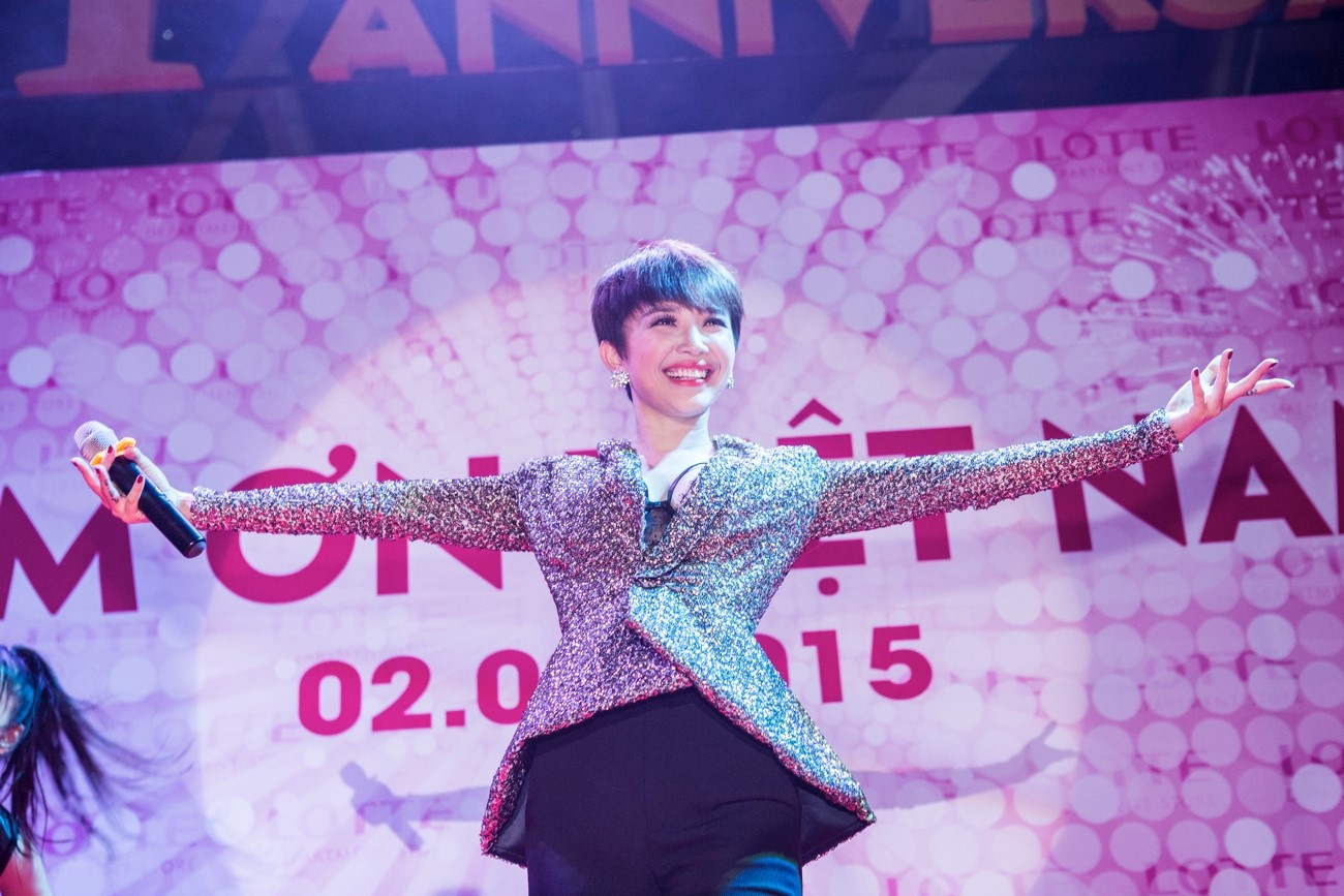  Loạt hit được yêu thích từ chương trình The remix như Thế giới không có anh và Ngày mai cũng được cô trình diễn hết mình.