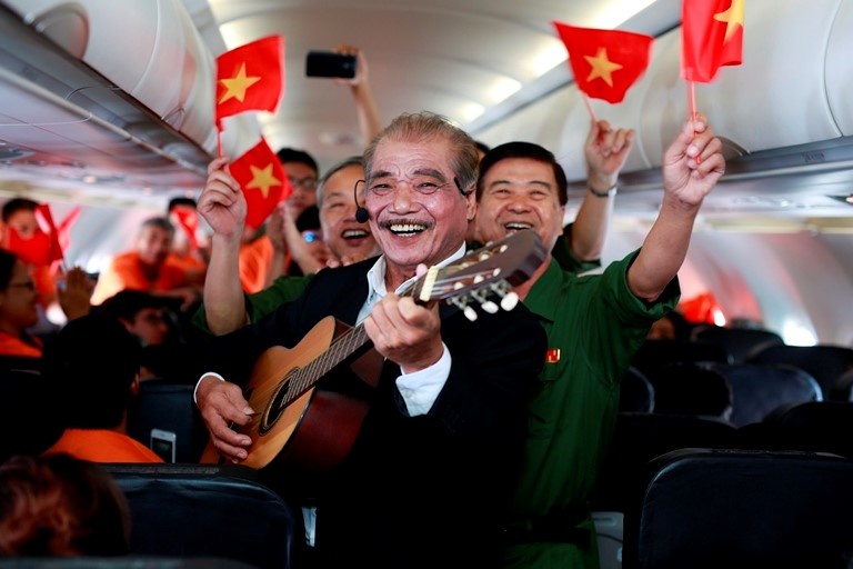 NSND Tran Hieu hat mung Quoc khanh tren may bay hinh anh