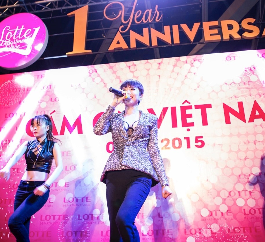 Giọng ca mới trở về từ hải ngoại không quên thể hiện vũ điệu cồng chiêng để khuấy động khán giả.  