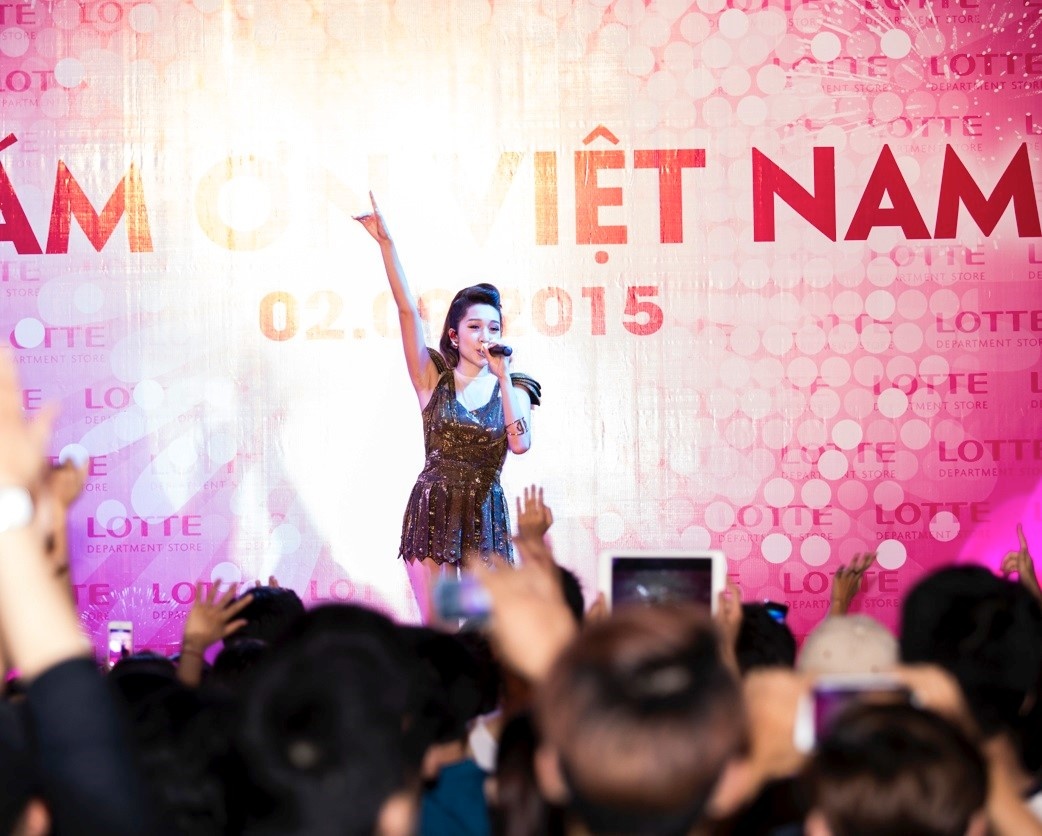  Bên cạnh sự xuất hiện ấn tượng của Tóc Tiên, người yêu nhạc thủ đô còn được gặp lại Emily. Tuy đã vào TP HCM làm việc, nhưng cô ca sĩ trẻ xinh đẹp vẫn luôn ưu tiên dành thời gian ra Hà Nội để gặp gỡ người thân và tham gia một số sự kiện đặc biệt.