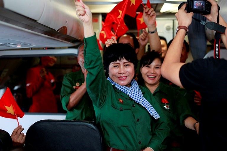 Chỉ trong vỏn vẹn 30 phút nhưng tất cả hành khách đã được sống lại cảm xúc trong những năm tháng hào hùng của đất nước.  