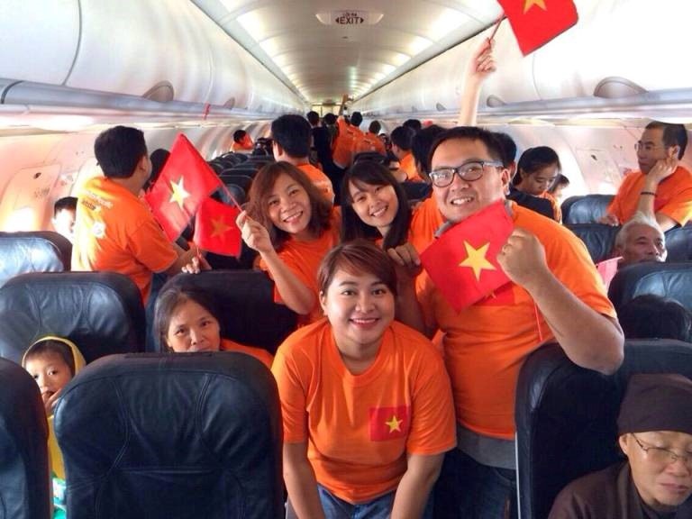 Nhiều hành khách trẻ cũng không giấu được sự phấn khích khi có mặt trên chuyến bay đặc biệt này.