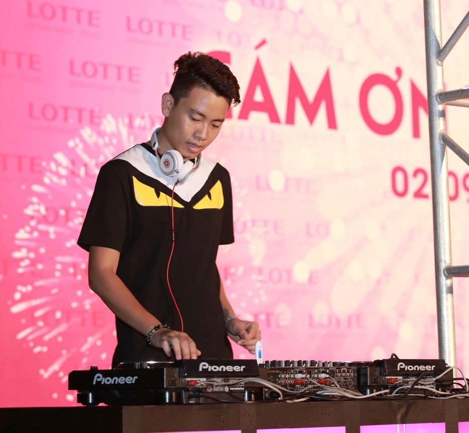   DJ Hưng 88 với những bản nhạc sôi động, mang đến một buổi tối trọn vẹn cho khán giả. 