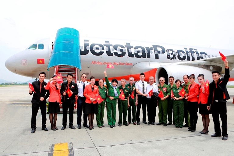     Tổ phi hành đoàn trên chuyến bay của Jetstar Pacific chụp ảnh kỷ niệm cùng NSND Trần Hiếu và các cựu binh.