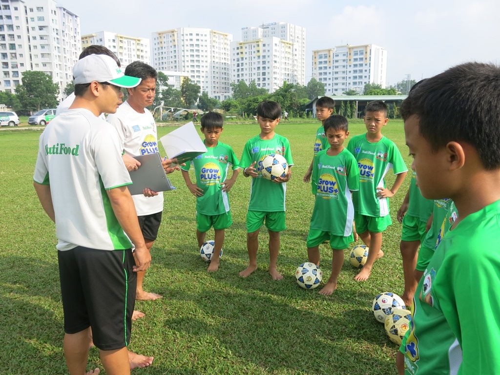 Hoc vien bong da NutiFood khai giang khoa dau tien hinh anh