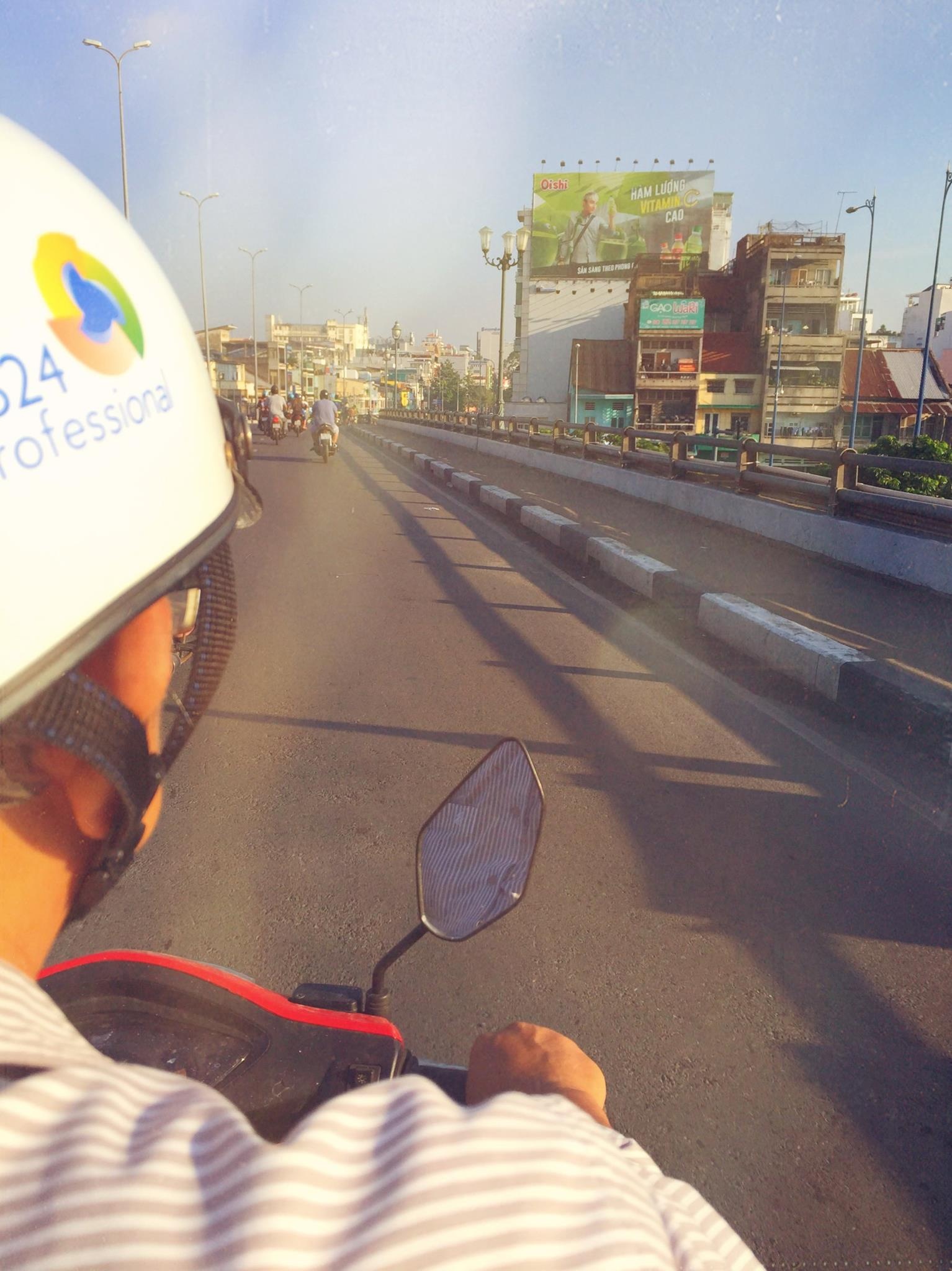 Điểm hay của trào lưu này là gợi nhớ cảm xúc thời bé được phụ huynh chở sau lưng và ngắm nhìn thành phố từ bờ vai mạnh mẽ của bố. Bạn Minh Trang (16 tuổi, quận 2, TP HCM) tâm sự: “Lớn rồi nhưng thỉnh thoảng mình vẫn được bố chở đi học. Ngắm #saigonsaubovai vững chãi của ba dường như cho con thêm sức mạnh”.