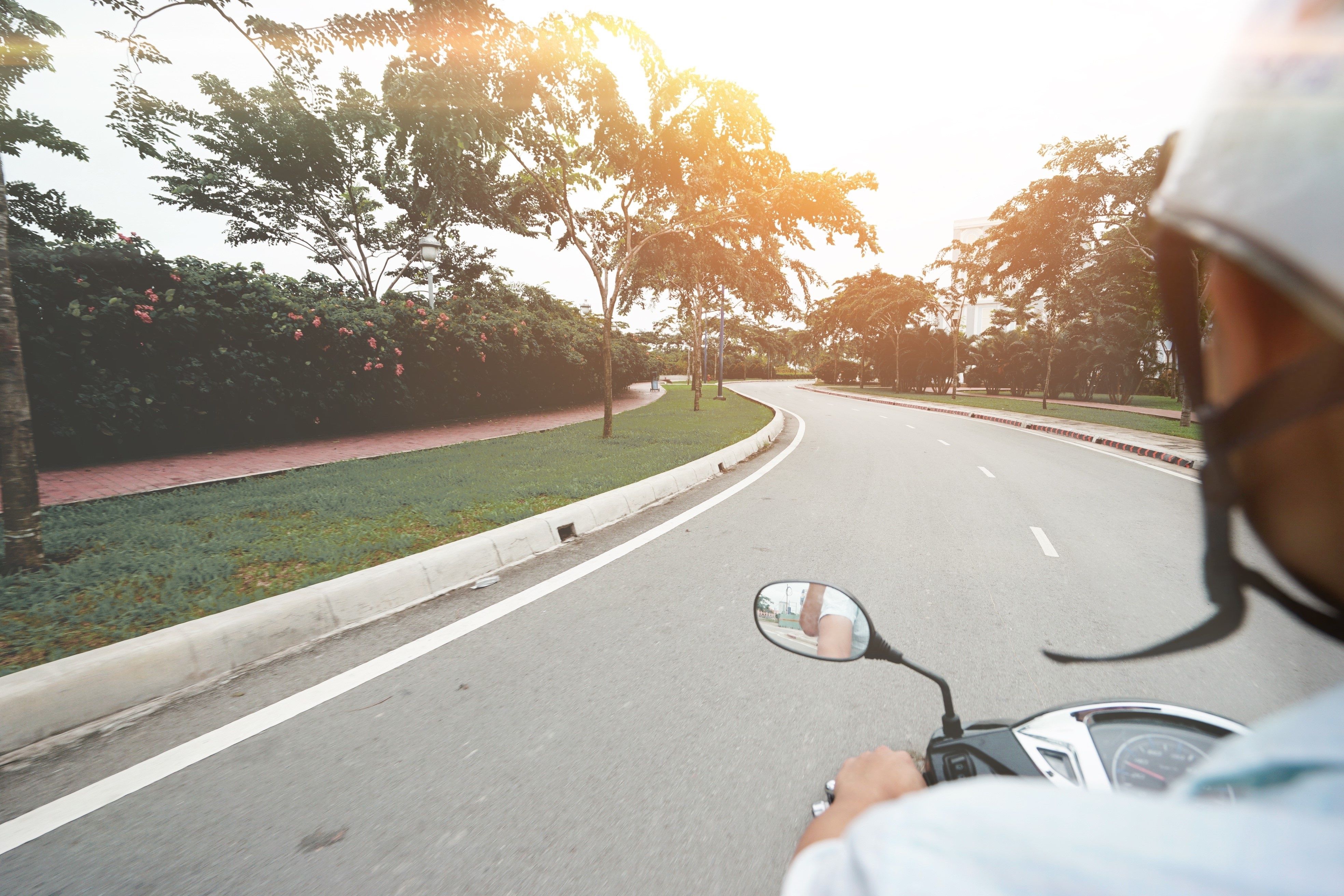 Được người ấy chở đi rong ruổi khắp thành phố cũng là một thú vui dễ thương của các cặp đôi đang yêu. “Đâu đó giữa Sài Gòn cùng người ấy. #Saigonsaubovai cảm thấy ấm áp hơn rất nhiều”, bạn Kiều Anh (20 tuổi, quận Tân Bình, TP HCM) chia sẻ trên Facebook.