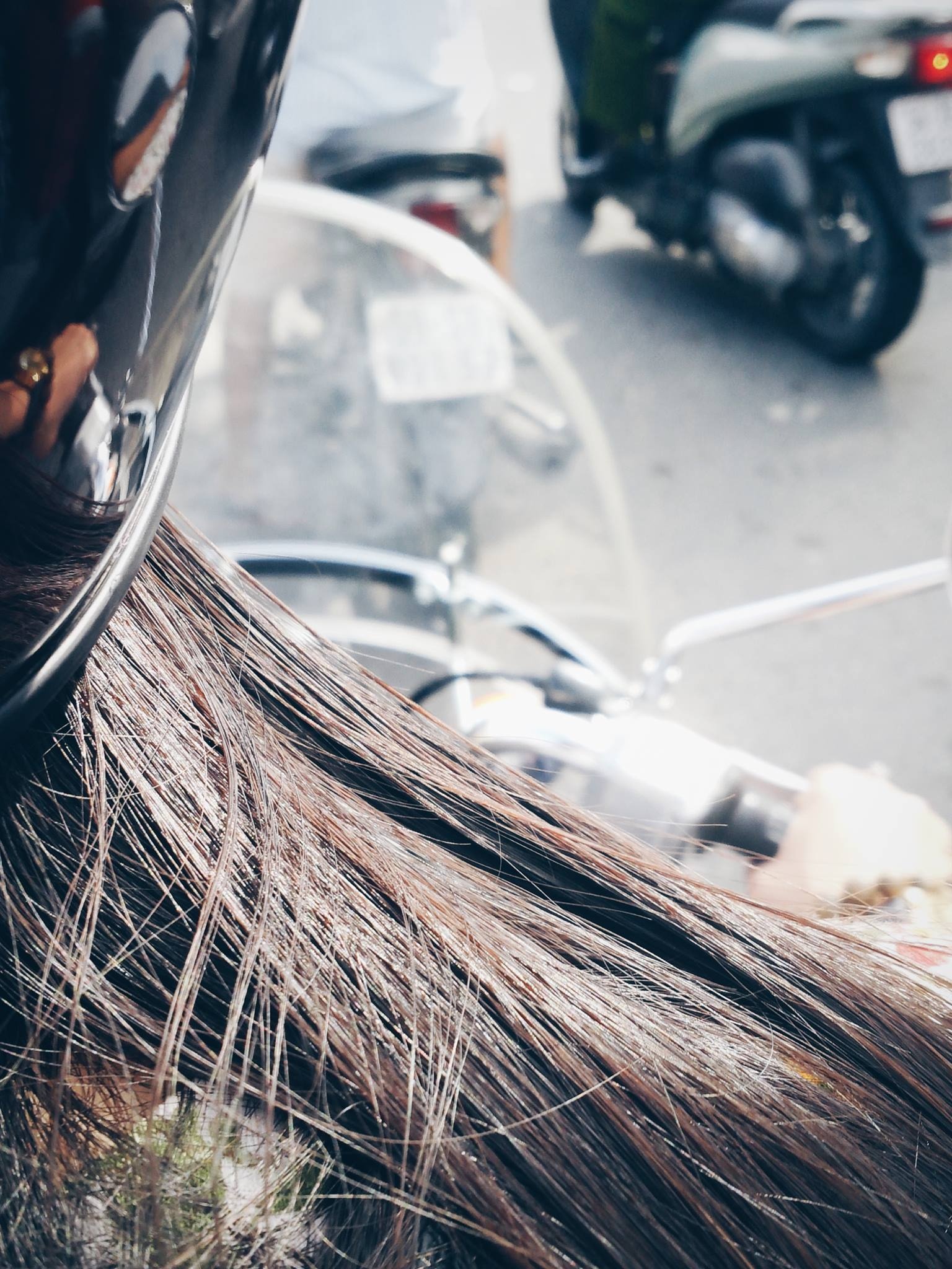 Nhiều bạn nam thành thật chia sẻ, thỉnh thoảng “đổi tài” và được bạn gái chở, chàng không thể không rung động trước hình ảnh bờ vai mong manh, mái tóc bay theo gió của nàng.