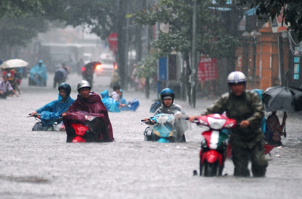 Cach xu ly khi xe chet may do dam mua hinh anh