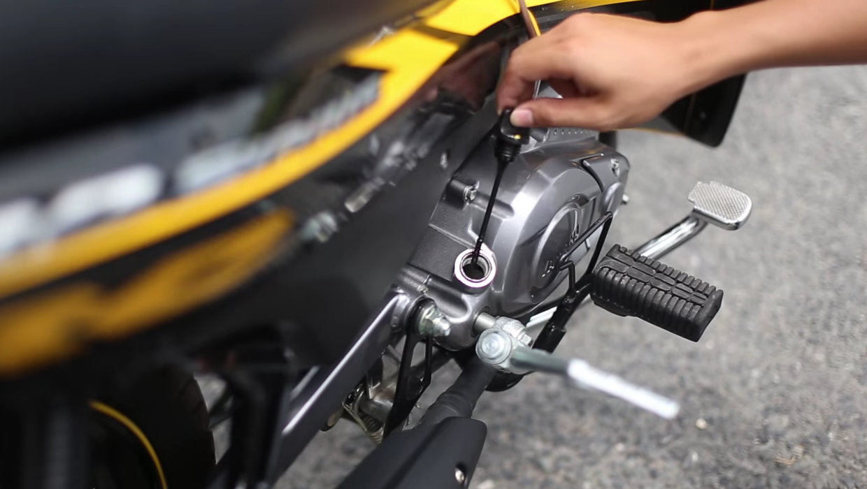 Cach chay xe may tiet kiem nhien lieu hinh anh