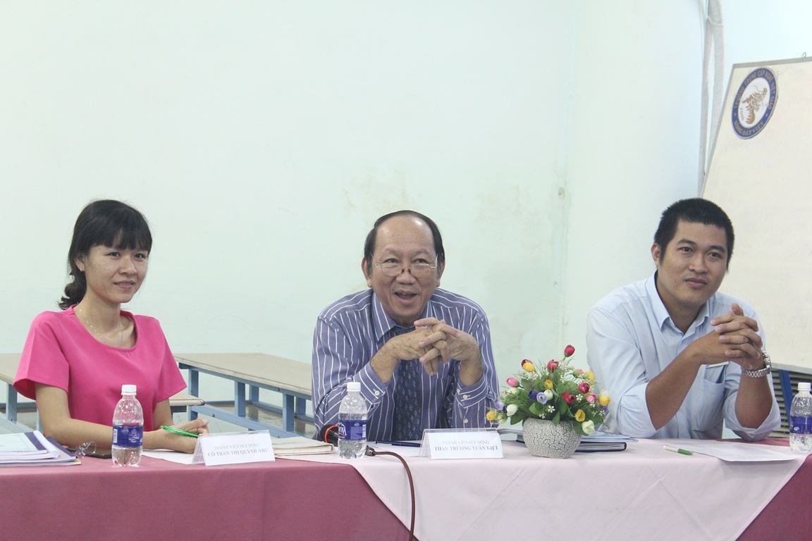 Anh Tấn Chính trong hội đồng chấm báo cáo kiến tập, thực tập cho các sinh viên trường Việt Giao.