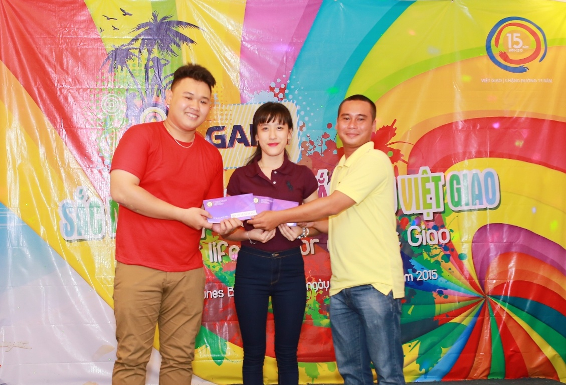 Anh Trần Phát với trao giải cho sinh viên trong đêm Gala dinner Sắc màu cuộc sống, Sắc màu Việt Giao tại Phan Thiết, Bình Thuận.