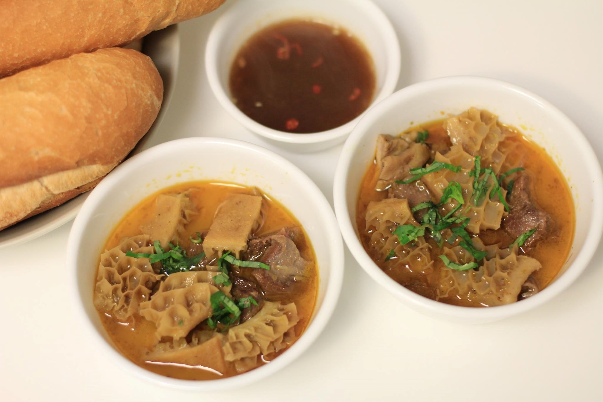 Phá lấu là món ăn ngon, rẻ của nhiều thế hệ học sinh, sinh viên ở Sài Gòn. Chưa ăn phá lấu là chưa thưởng thức trọn vẹn nét tinh túy của ẩm thực đường phố nơi đây.