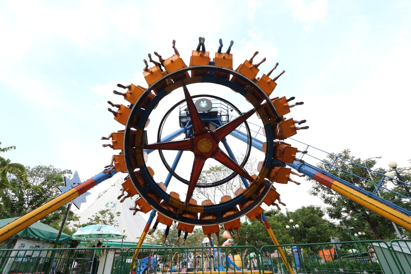 Cùng lắc lư và ngộp thở với Spider Man