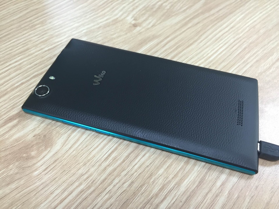 Wiko Ridge Fab mỏng nhẹ (154 gram), khung kim loại nhôm magie bền hơn 40% thép và ốp lưng giả da chống bám vân tay.