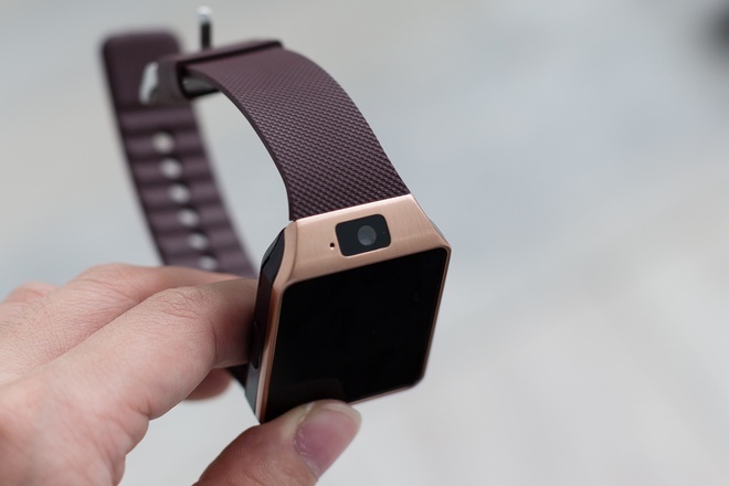 Không chỉ gắn được sim nghe gọi, đồng hồ thông minh inWatch C còn tích hợp camera giúp chụp ảnh và quay phim, rất cần thiết những lúc bạn cần dùng những việc cần bằng chứng, chứng cứ. Bạn cũng có thể dùng inWatch C đồng bộ với điện thoại của bạn để hiển thị thông báo tin nhắn, facebook, zalo, trả lời cuộc gọi, tìm kiếm điện thoại hay làm remote chụp hình từ xa.