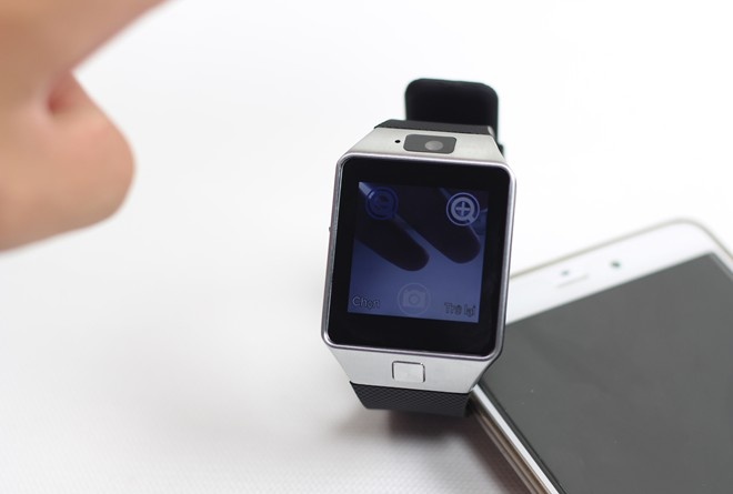 Bạn cũng có thể dùng inWatch C đồng bộ với điện thoại của bạn để hiển thị thông báo tin nhắn, facebook, zalo, trả lời cuộc gọi, tìm kiếm điện thoại hay làm remote chụp hình từ xa.