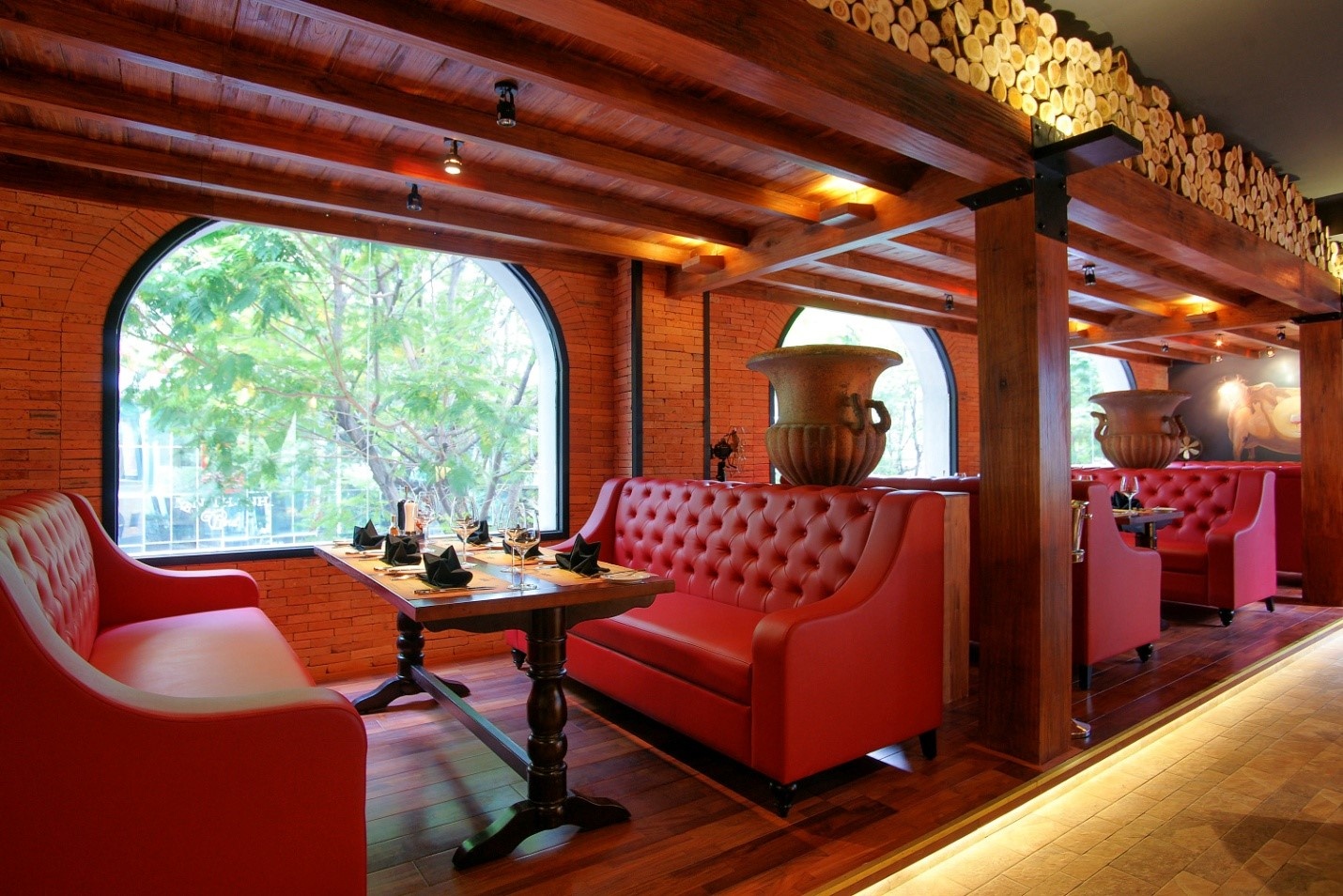  Ánh sáng nhẹ nhàng tạo không gian thanh lịch, ấm cúng. Gam màu nâu, đỏ, đen, vàng đem đến sự trẻ trung, gần gũi giữa lòng thành phố náo nhiệt.