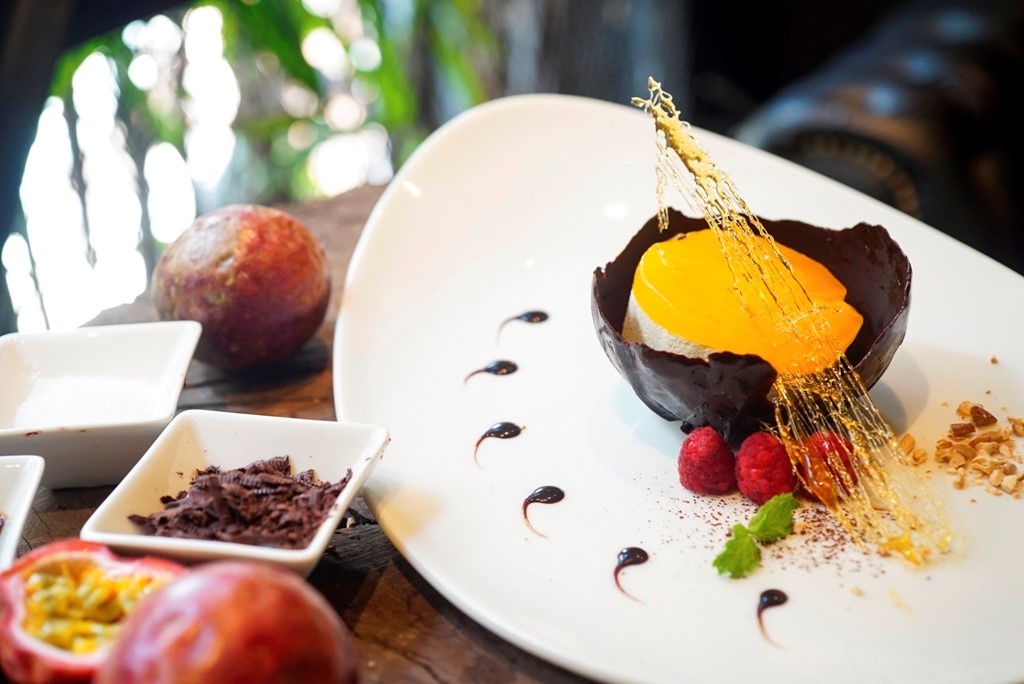  Món tráng miệng là bánh kem chanh leo kèm chocolate và quả mâm xôi khiến bạn không khỏi xao lòng.  