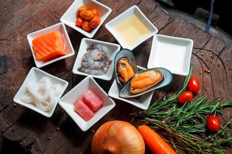    Mỗi ngày sẽ có một voucher 1 triệu đồng, mỗi tháng có 5 voucher 2 triệu đồng dành tặng cho thực khách. Độc giả truy cập tại đây (add link:  https://itunes.apple.com/vn/app/moo-beef-steak/id834009555?mt=8&ign-mpt=uo=4) để nhận quà may mắn và truy cập website www. moobeefsteak.com.vn để biết thêm thông tin cụ thể các chuỗi cửa hàng. 