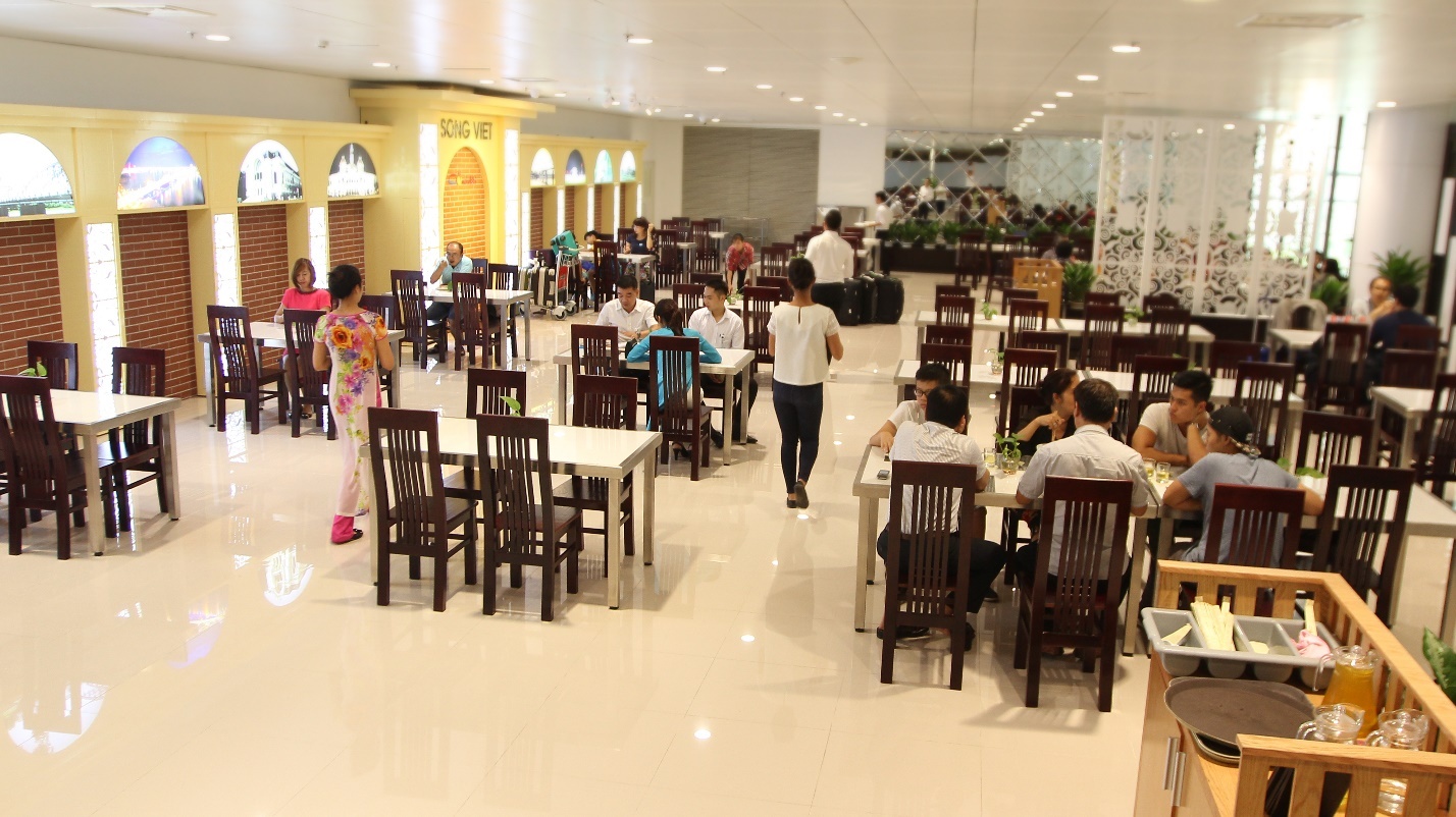 Một góc nhà hàng Confetti Nội Bài tái hiện hình ảnh chợ Bến Thành.