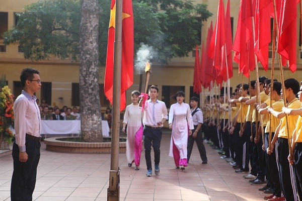 Le khai giang cua thay va tro truong THPT Dong Da hinh anh