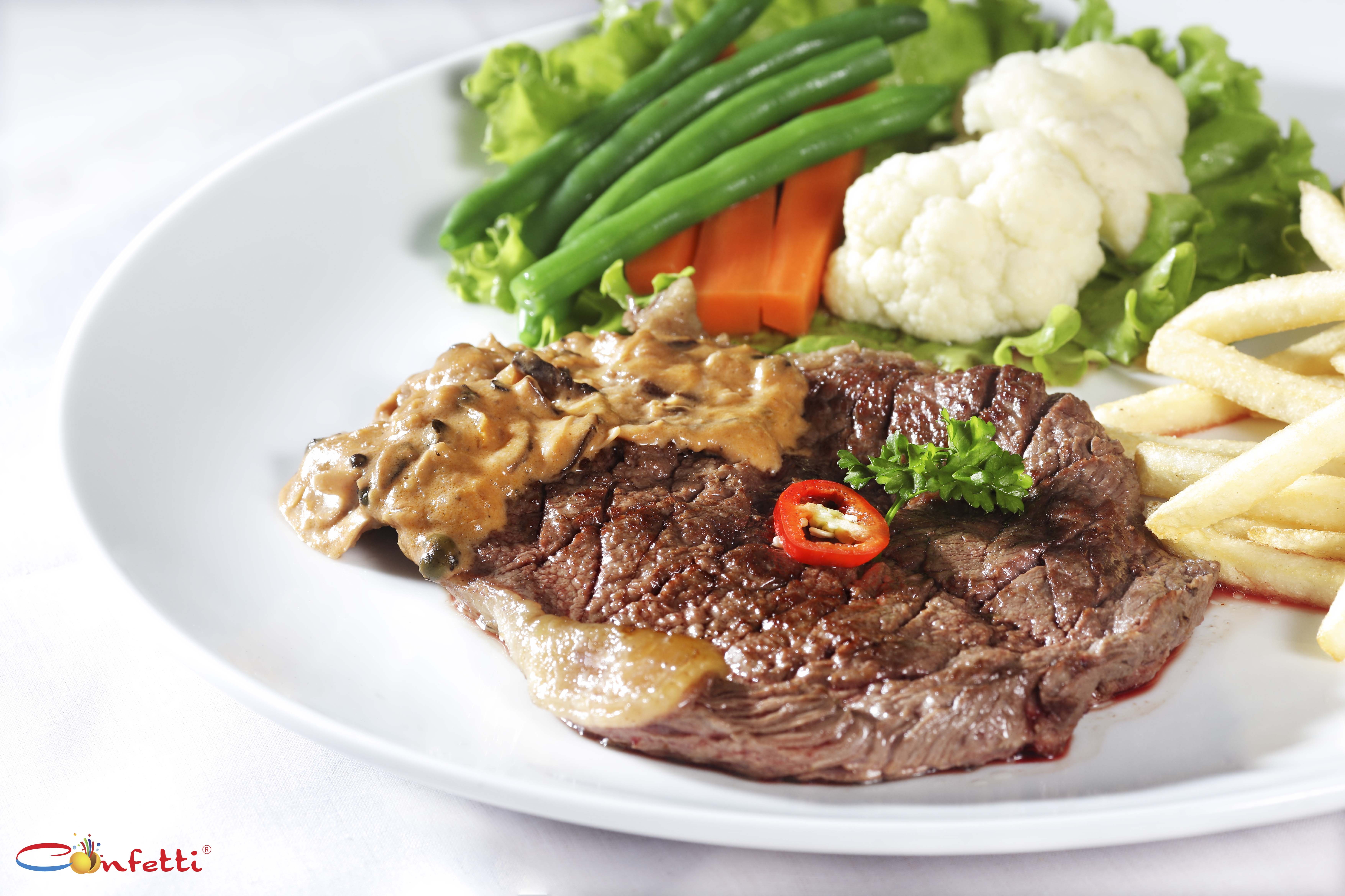 Bít tết bò béo ngậy, hấp dẫn cả khách Việt lẫn khách nước ngoài ghé thăm.