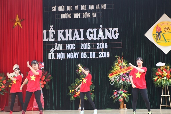 Màn trình viễn văn nghệ sôi động của các em học sinh trường THPT Đống Đa.