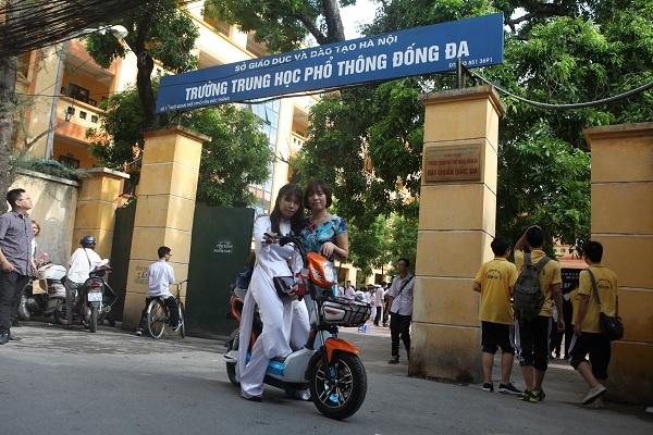 Tân sinh viên nhận phần quà từ nhà tài trợ AIMA chụp ảnh kỉ niệm cùng cô giáo chủ nhiệm trong niềm xúc động.