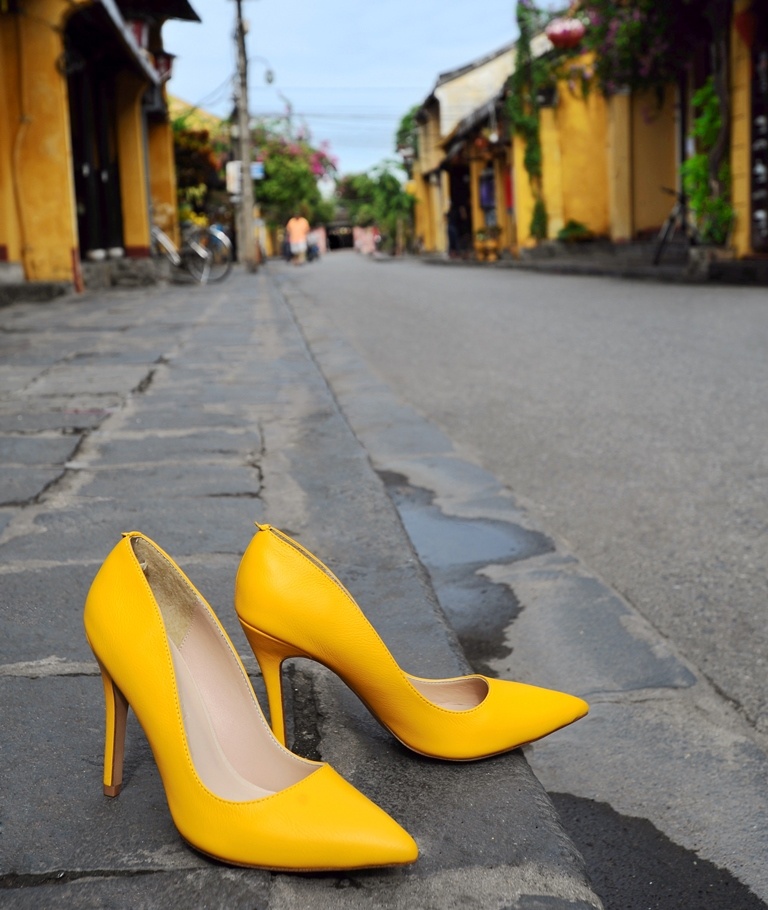 Nếu bạn thuộc tuýp người cá tính và dám thể hiện bản thân thì mẫu giày màu vàng rực rỡ sẽ là một gợi ý thích hợp trong năm nay. Bạn có thể phối thêm một màu riêng biệt nữa hoặc kết hợp kiểu colour block .