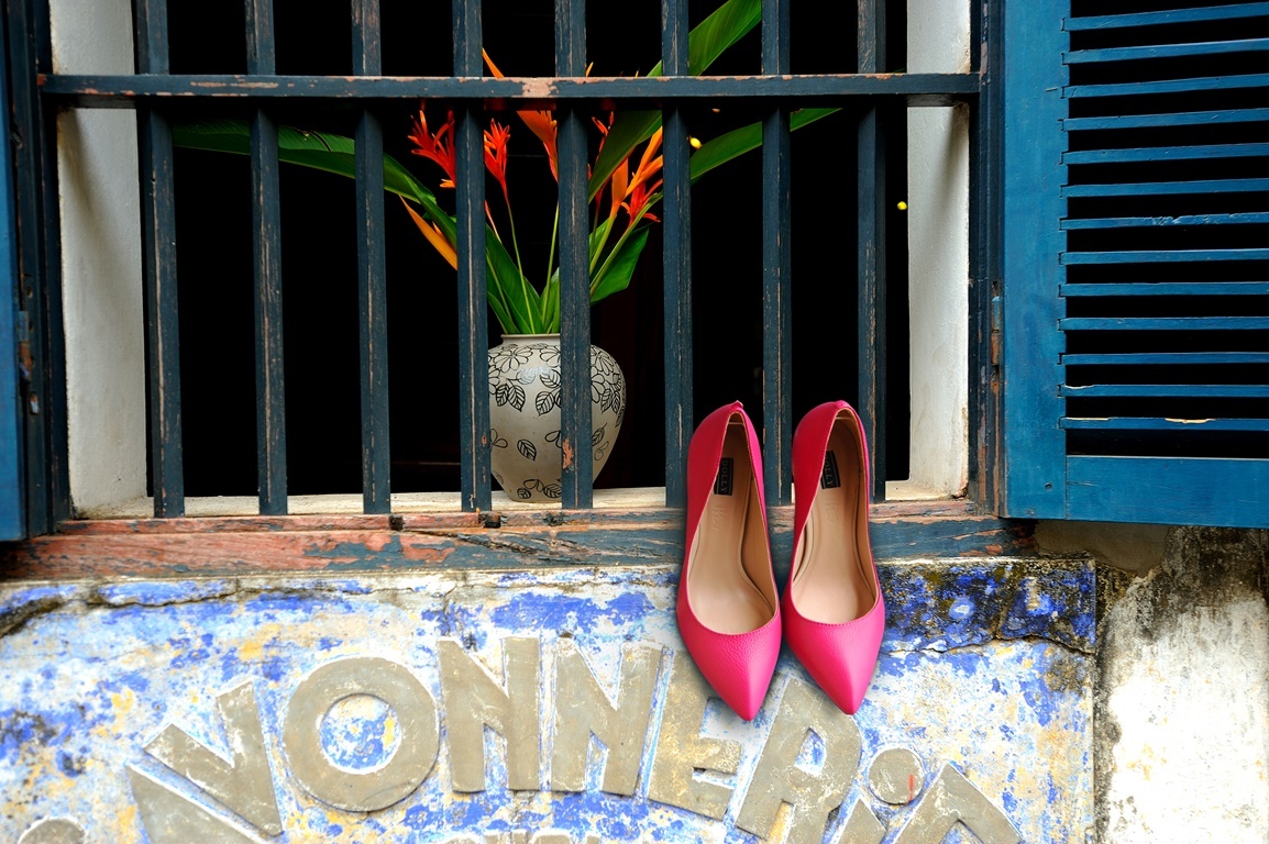 Bạn có thể kết hợp giày tông màu hồng cánh sen với chân váy đồng màu cùng với áo in họa tiết hoa hay rừng nhiệt đới hợp mốt, các phụ kiện trang sức còn lại nên đơn giản và trơn màu.