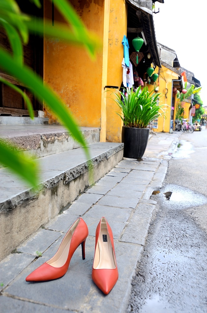 Màu hồng cam tuy không gây ấn tượng mạnh về mặt thị giác, nhưng những đôi giày tông màu này nếu kết hợp với các trang phục màu pastel hoặc nude sẽ tạo ra một tổng thể hình ảnh thật thanh thoát, trang nhã và quý phái cho người mang chúng.