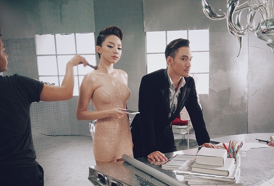 Toc Tien quyen ru trong hau truong chup anh voi Ly Qui Khanh hinh anh