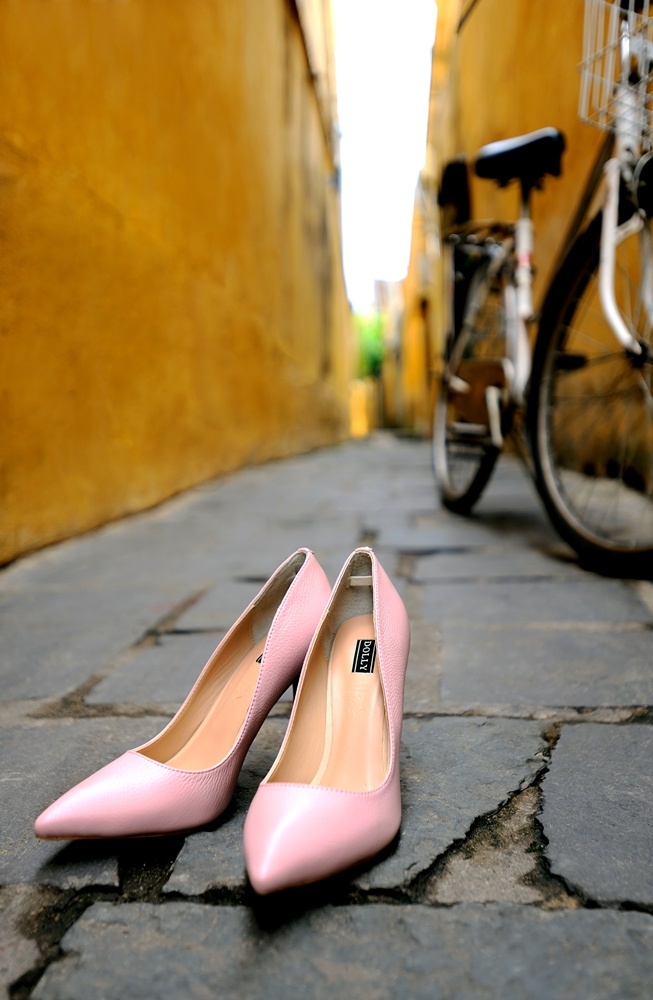 Hồng da, gam màu dịu ngọt làm sáng mọi sắc da của người mang gam màu của đôi giày này. Phụ kiện có ẩn màu ánh kim sẽ là sự kết hợp hoàn hảo.