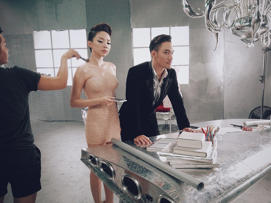 Sở hữu thân hình chuẩn và gương mặt cá tính, cô nàng của “vũ điệu cồng chiêng” toát lên thần thái yêu kiều ngay cả trong loạt ảnh hậu trường.