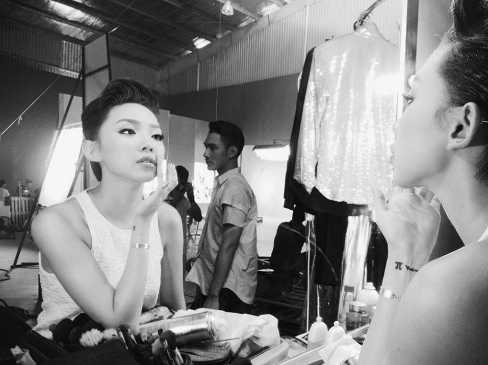 Tóc Tiên tập trung chuẩn bị cho bộ ảnh mới. Cô bật mí concept lần này lấy cảm hứng nét sang trọng của các chất liệu kim loại đắt tiền. “Những bộ váy Lý Quý Khánh thiết kế riêng sẽ giúp Tiên thể hiện tốt nhất biểu cảm khuôn mặt và hình thể của mình”, cô chia sẻ.