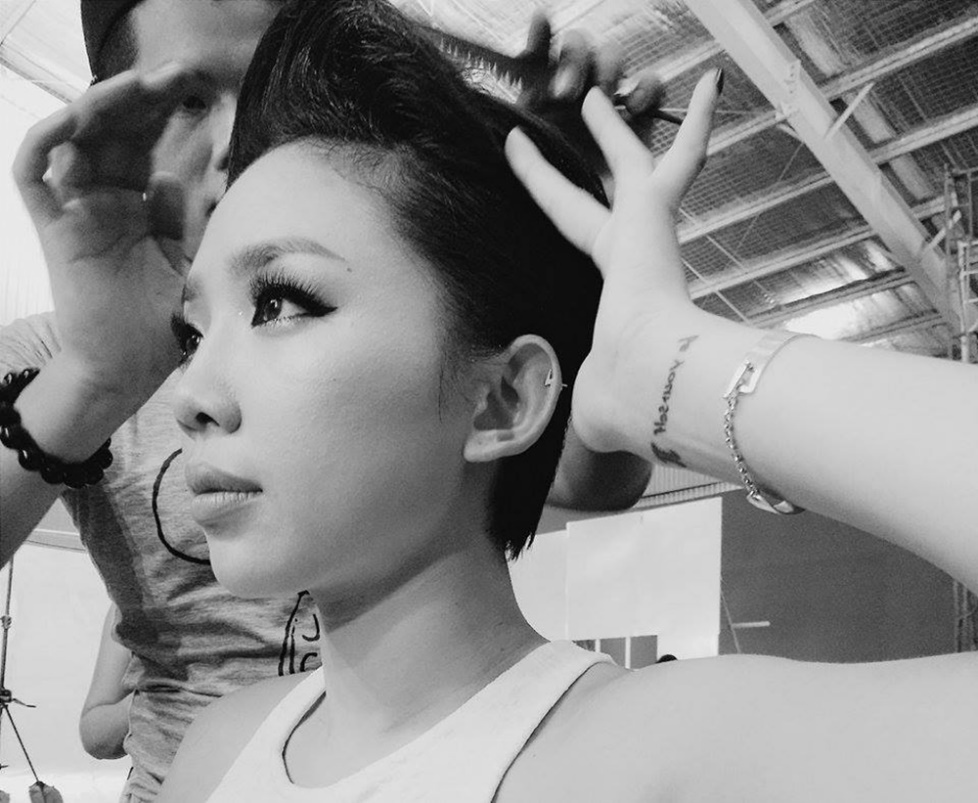 Tóc Tiên tập trung chuẩn bị cho bộ ảnh mới. Cô bật mí concept lần này lấy cảm hứng nét sang trọng của các chất liệu kim loại đắt tiền. “Những bộ váy Lý Quý Khánh thiết kế riêng sẽ giúp Tiên thể hiện tốt nhất biểu cảm khuôn mặt và hình thể của mình”, cô chia sẻ.