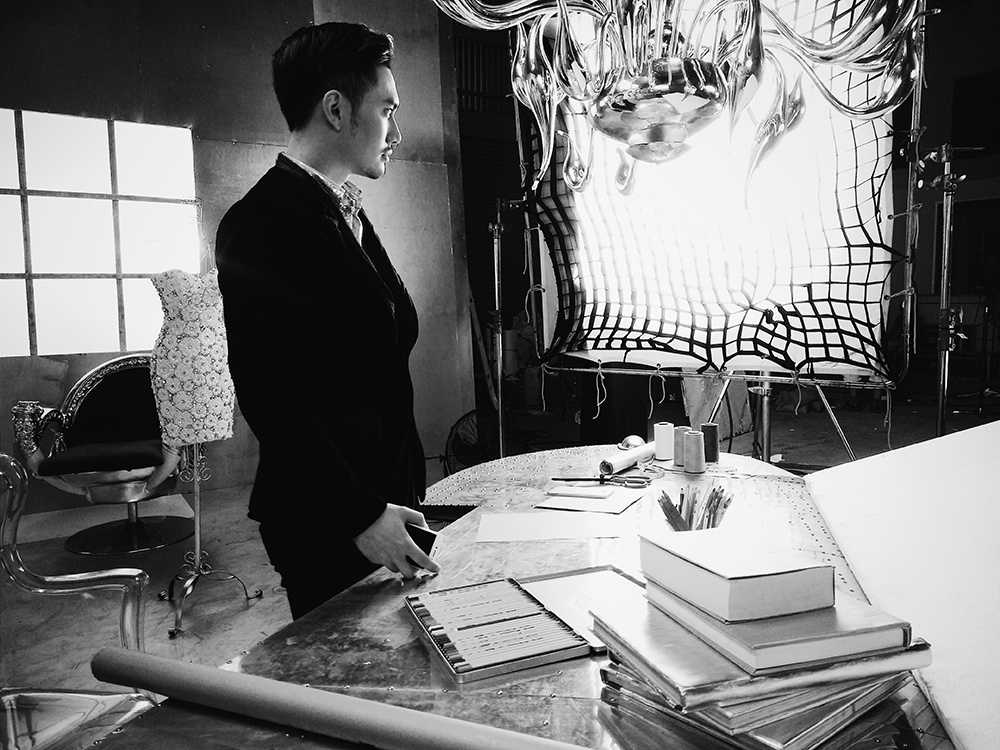 Giữ vai nam chính trong bộ ảnh với Tóc Tiên, Lý Quý Khánh diện bộ vest đen lịch lãm. Anh là một trong những nhà thiết kế được giới thời trang đánh giá cao, đặc biệt từ khi BST The Last Petals xuất hiện trong Tuần lễ thời trang New York hồi tháng 2.