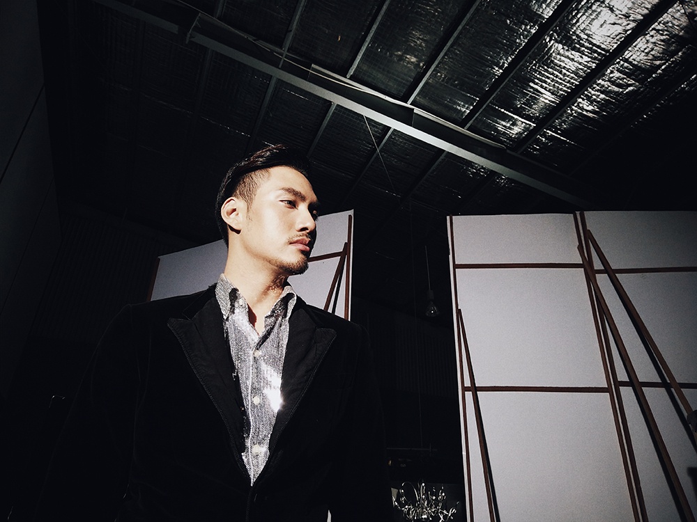 Lý Quý Khánh cho biết đang thực hiện BST mới, dùng một chất liệu hoàn toàn khác biệt, thoát khỏi những sở trướng như ren, lụa và hoa.