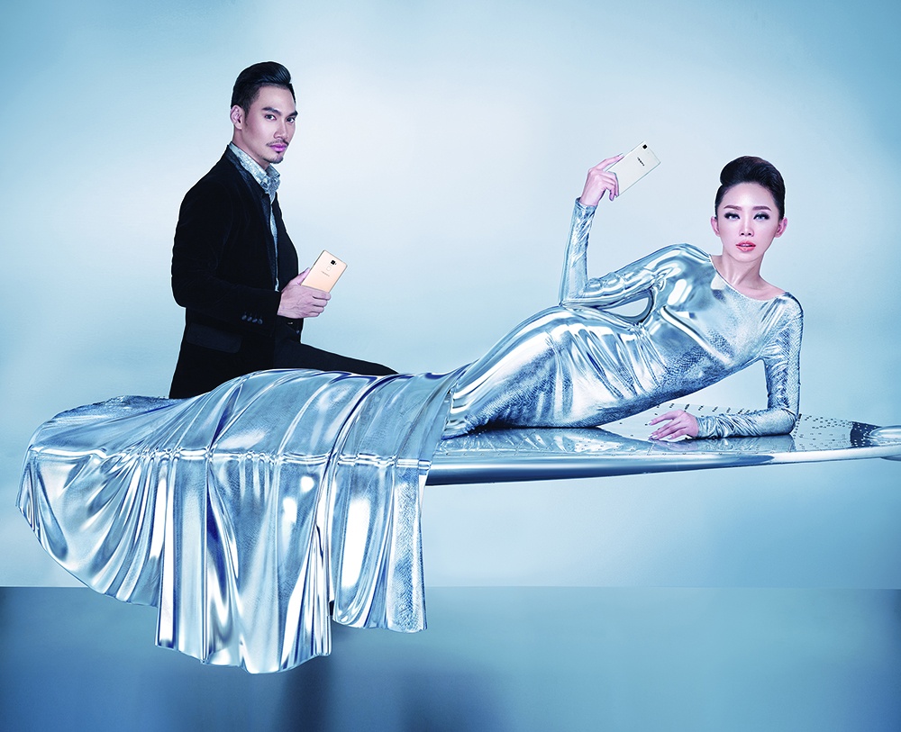 “Đối với Khánh, việc phát triển các chất liệu mới trong thiết kế vô cùng quan trọng, quyết định sự thành công, ấn tượng cho những bộ sưu tập của mình. Tôi sẽ sử dụng cảm hứng từ chất liệu kim loại tan chảy và tạo nên những chiếc đầm bó sát quyến rũ và quyền lực, phù hợp với hình tượng của Tóc Tiên”, Lý Quý Khánh cho biết.