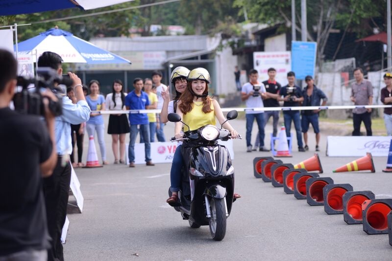 Sinh viên cùng Minh Hằng tham gia nhiều hoạt động thú vị trong tour diễn chào năm học mới.