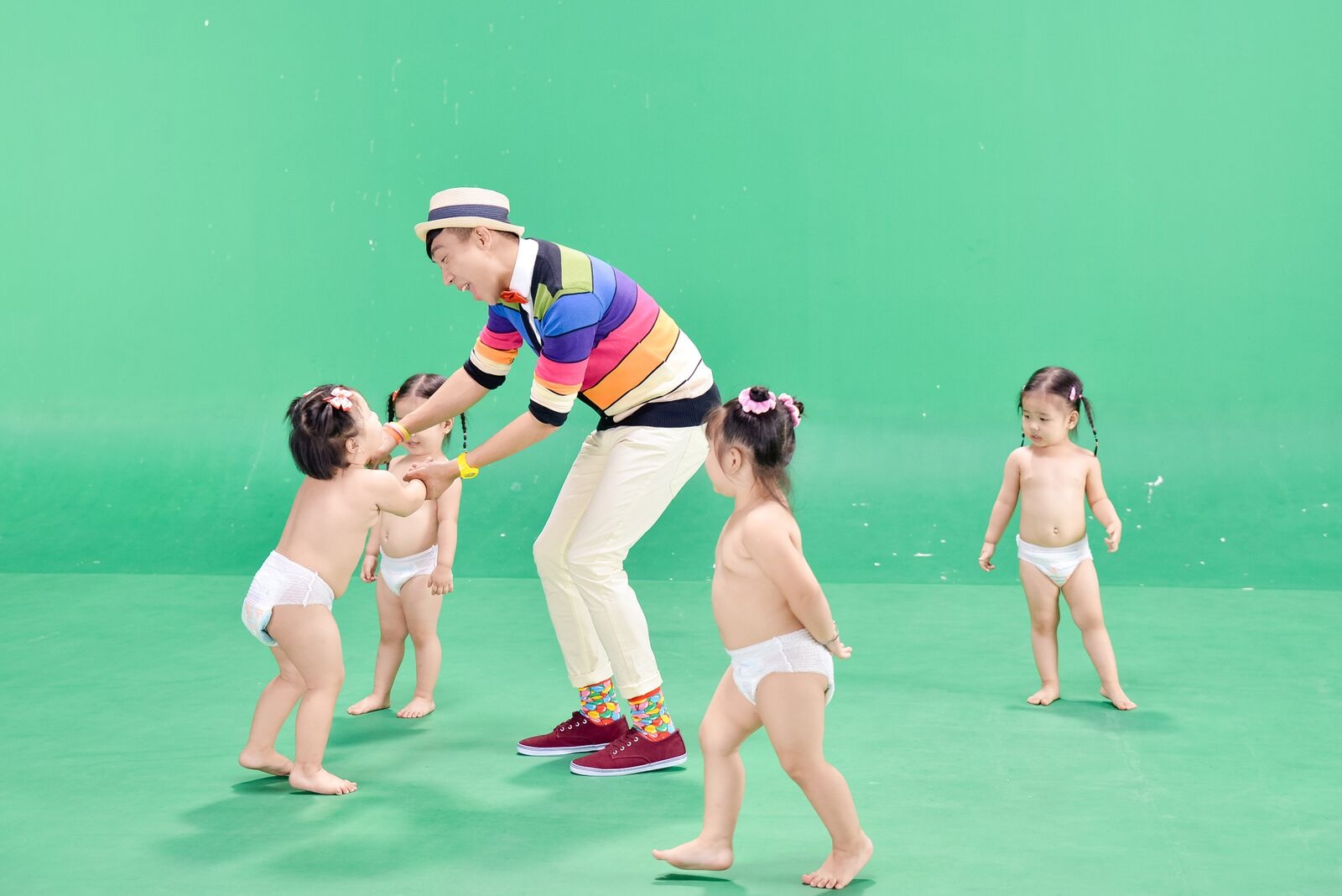 Trấn Thành cũng phát cuồng vì độ đáng yêu của các bé.