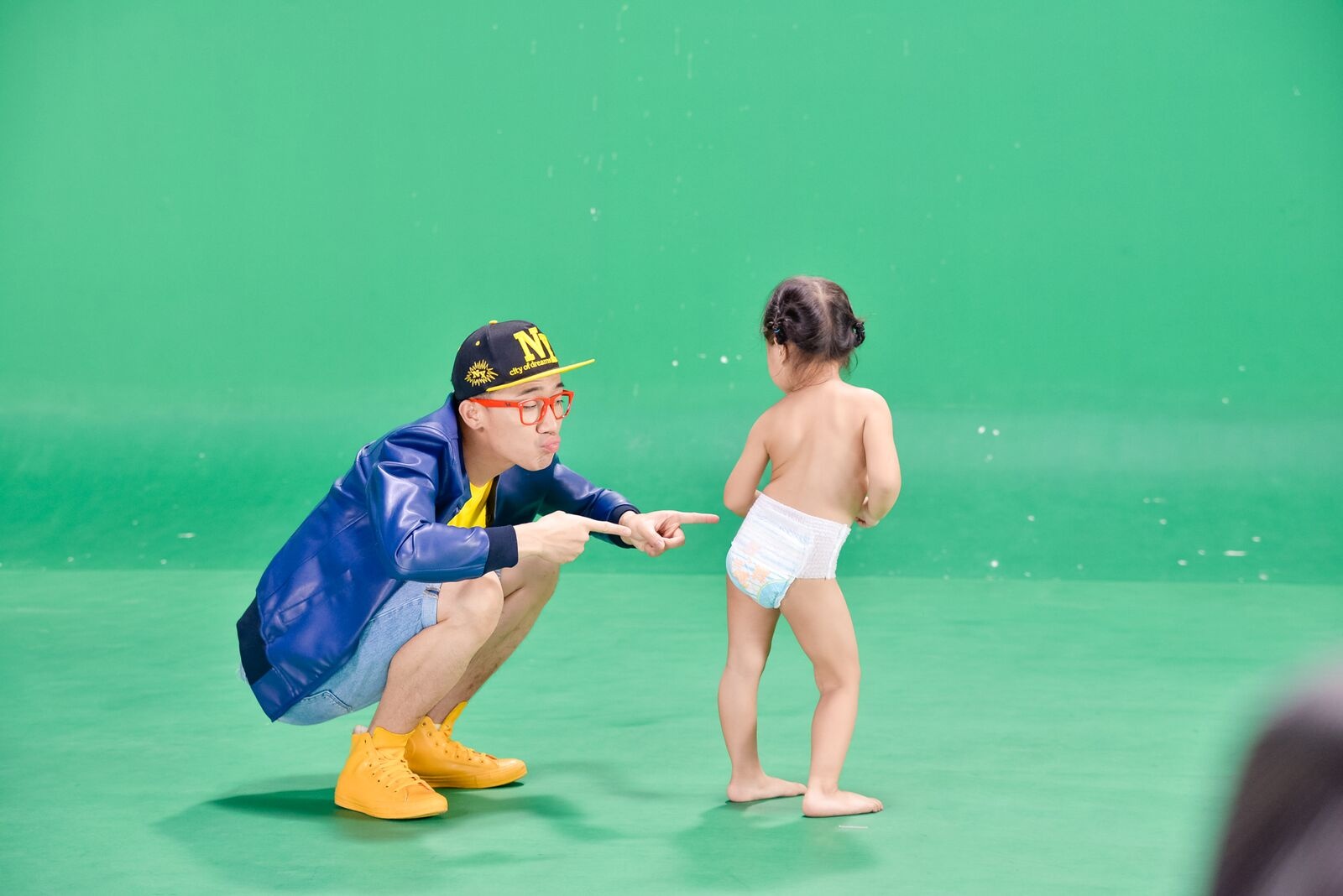 Tran Thanh nhi nhanh trong MV danh cho tre nho hinh anh