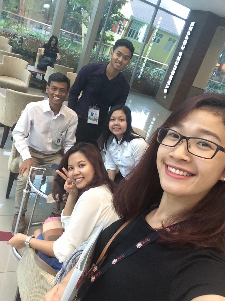 Giang (ngoài cùng bên phải) chụp hình kỷ niệm cùng các đồng nghiệp các nước Đông Nam Á