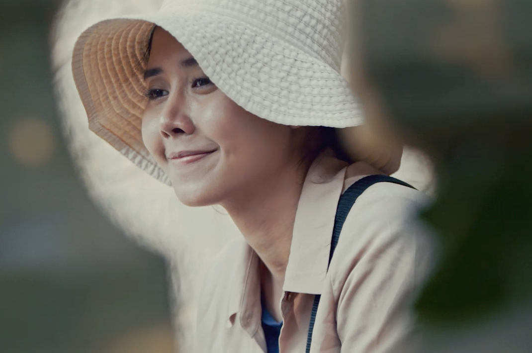 Dù không nhìn thấy được và phải bán vé số để mưu sinh, Tường Vi vẫn cảm thấy hạnh phúc vì có người bạn bốn chân luôn ở bên cạnh.