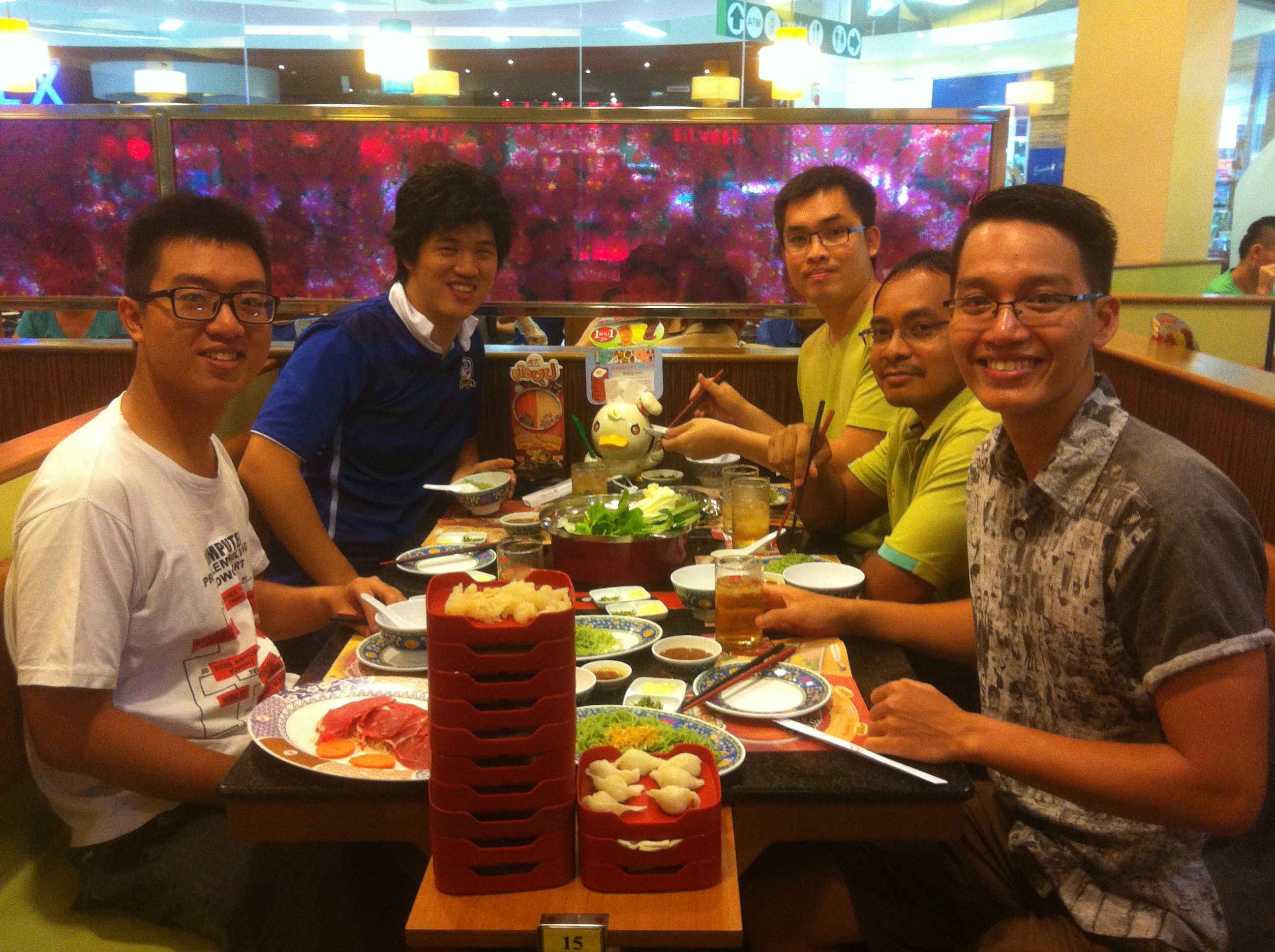 Ấm áp trong bữa cơm trưa với anh em đồng nghiệp