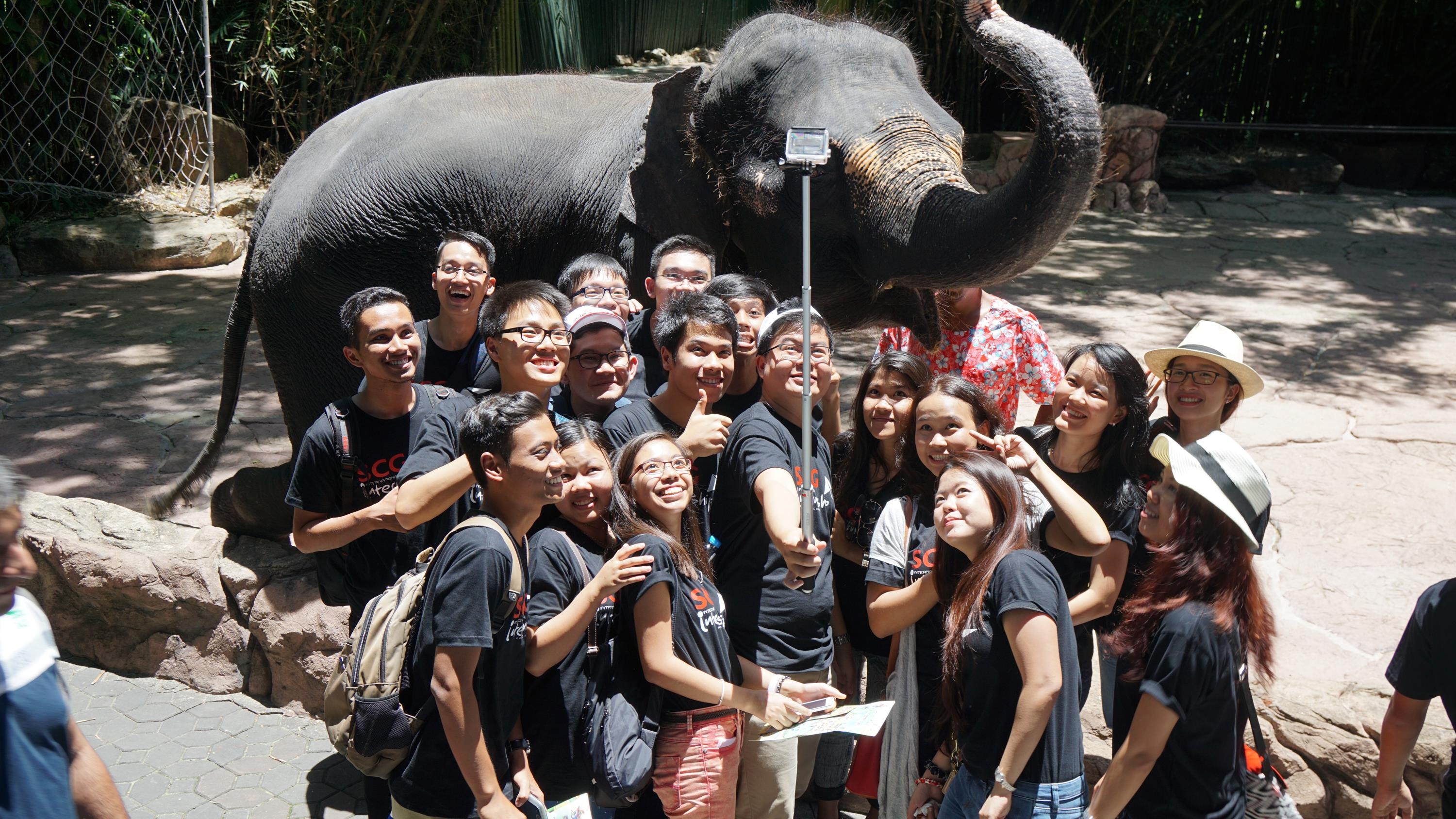 Tiết mục lội bùn đáng nhớ của hầu hết các thực tập sinh.